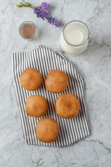 Muffins con leche en mesa de mármol