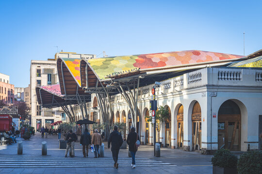 Fototapeta Barcelona, Spain - January 27, 2022. View of the Santa Caterina market featuring a unique, wavy roof & colorful mosaics