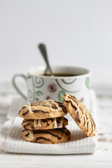 Desayuno café americano con galletas sobre mesa de madera blanca