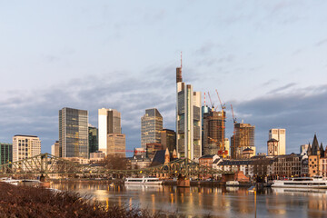 Fototapeta na wymiar scenic view to skyline of Frankfurt am Main with river Main