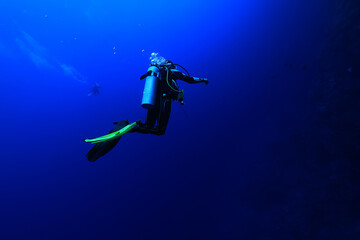 diver scuba depth blue lonely