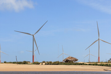 Dunas do parque nacional dos lençóis maranhenses com torres eólicas geradoras de energia © Luciano Ribeiro