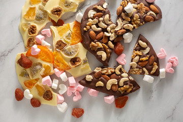 ドライフルーツとナッツのチョコレート