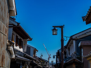 古い街並みとクレーン