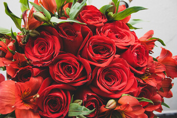 Detalle de ramo de rosas rojas lateral