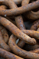 Eslabones de cadena de metal herrumbrado