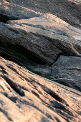 Rocas marrones geómetricas y filosas 