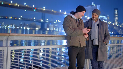 Friends relaxing at Brooklyn Bridge by night - travel photography