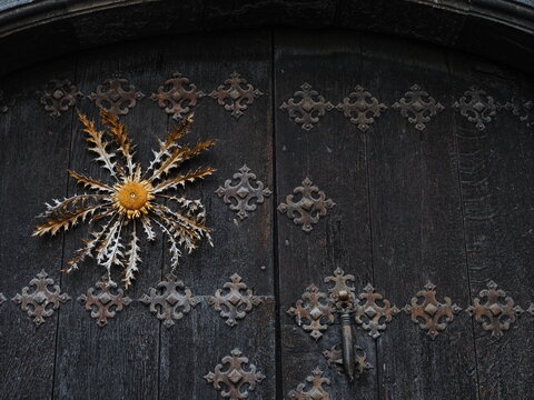 Eguzkilore para proteger la casa de las brujas en una puerta antigua de Otsagabia, Navarra