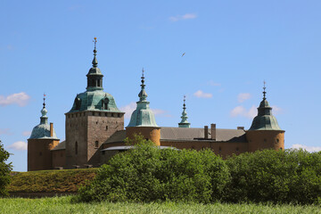 Exterior view with summer greenery in the foreground of the Swedish Kalmar Castle with the oldest buildings erected at the end of the 12th century. © Roland Magnusson