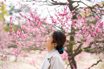梅の花と女性
