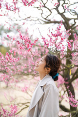 梅の花と女性
