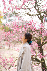 梅の花と女性