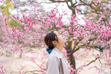 梅の花と女性