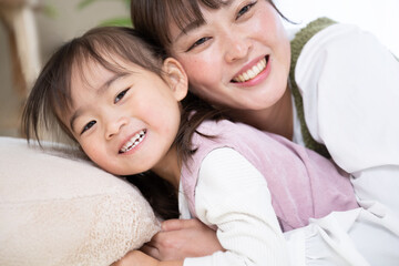 幸せな笑顔でカメラ目線の娘と母親　クローズアップ
