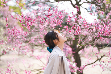 梅の花と女性