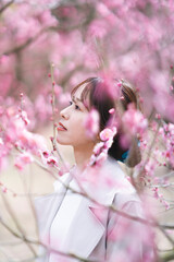 Fototapeta premium 梅の花と女性