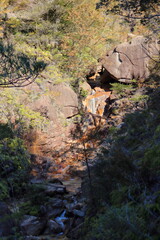 岩で囲まれた谷を流れる山の水