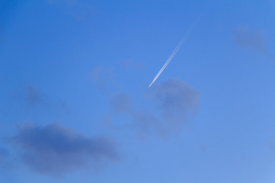 青空を飛ぶ飛行機　飛行機雲　旅行イメージ