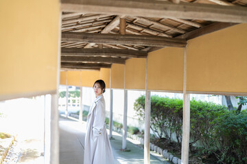 日本庭園を散策する女性