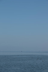 青く壮大に広がる湖。