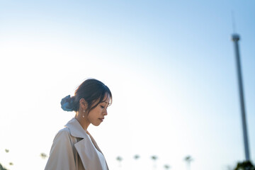 公園で陽射しを受ける女性