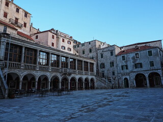 Bellísima plaza de Sibenik en Croacia