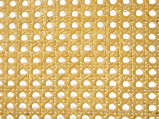 trame de cannage de chaise en rotin naturel, présentant un motif géométrique classique avec des croisillons entrelacés