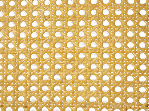 trame de cannage de chaise en rotin naturel, pr&eacute;sentant un motif g&eacute;om&eacute;trique classique avec des croisillons entrelac&eacute;s