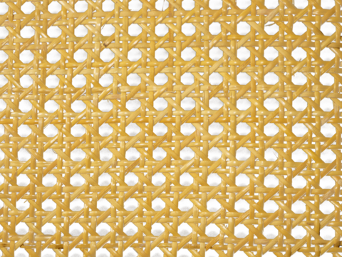 Image en gros plan d’un cannage traditionnel en rotin naturel, présentant un motif géométrique classique avec des croisillons entrelacés