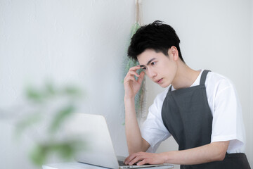 お店の売り上げに悩む若いスタッフやオーナー