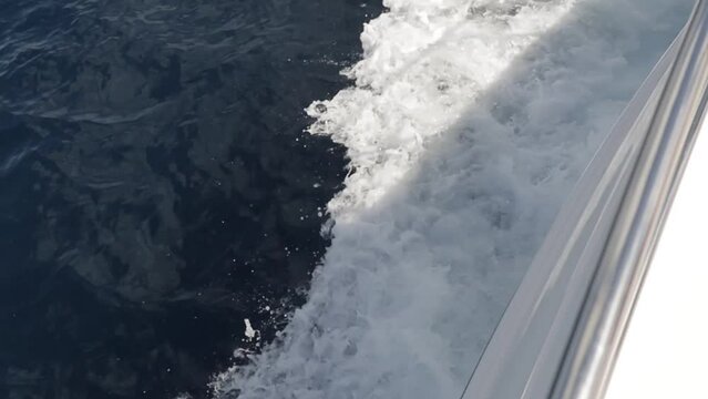 Cierre de la marea de olas del yate de motor.