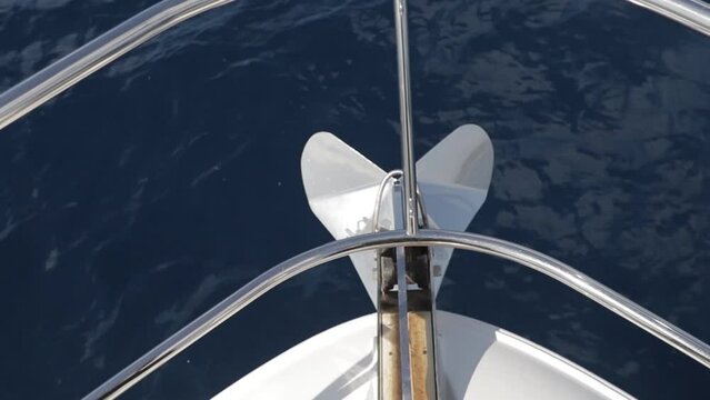 GoPro - FPV de la proa durante un paseo en barco, a la deriva sobre el océano.