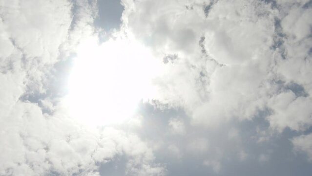 Vista al cielo con dia soleado y nubes blancas. 