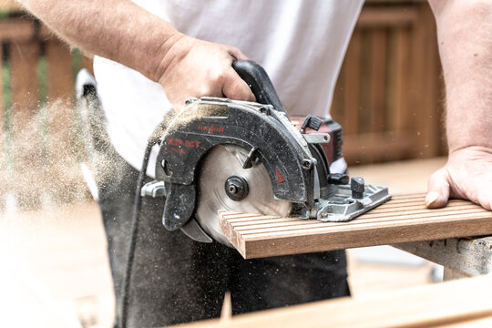 Handwerker baut Terrasse