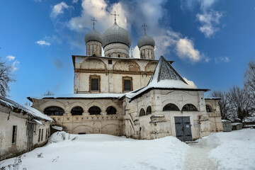 Fototapeta na wymiar old stone church in the old center in Veliky Novgorod on a winter day