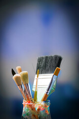 Glas mit Pinseln
