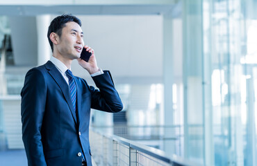 携帯を持つ日本人ビジネスマン