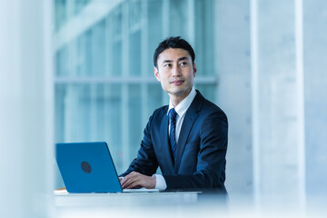 パソコン作業をする日本人男性