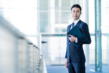 パソコンを持った日本人男性