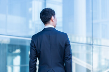 歩く日本人男性