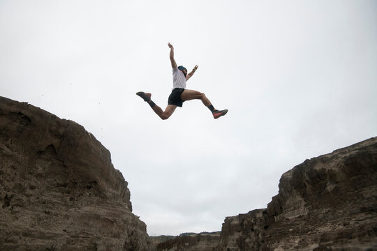 Trail runner jumping in Hidalgo, Mexico