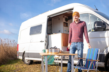 Jung Männlich Person Camper Van Vanlife Frühling Natur