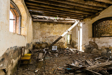 Interior destruido de una casa en ruinas y abandonada - obrazy, fototapety, plakaty