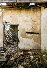 Puerta de una habitación de una casa abandonada y en ruinas