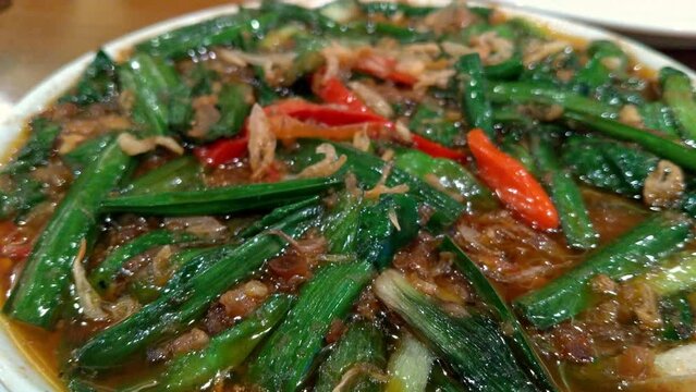 water spinach stir-fry kangkung tumis daging pan right