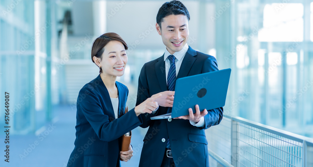 Poster 話をする日本人男女