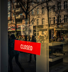 closed, rotes Hinweisschild an der Fensterscheibe, Berlin, Deutschland
