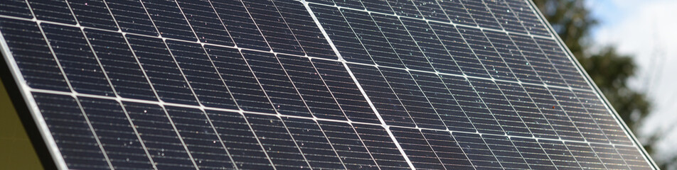 Solardach Banner mit Photovoltaik Solar Panel für Sonnenstrom Energiewende als Hintergrund für...