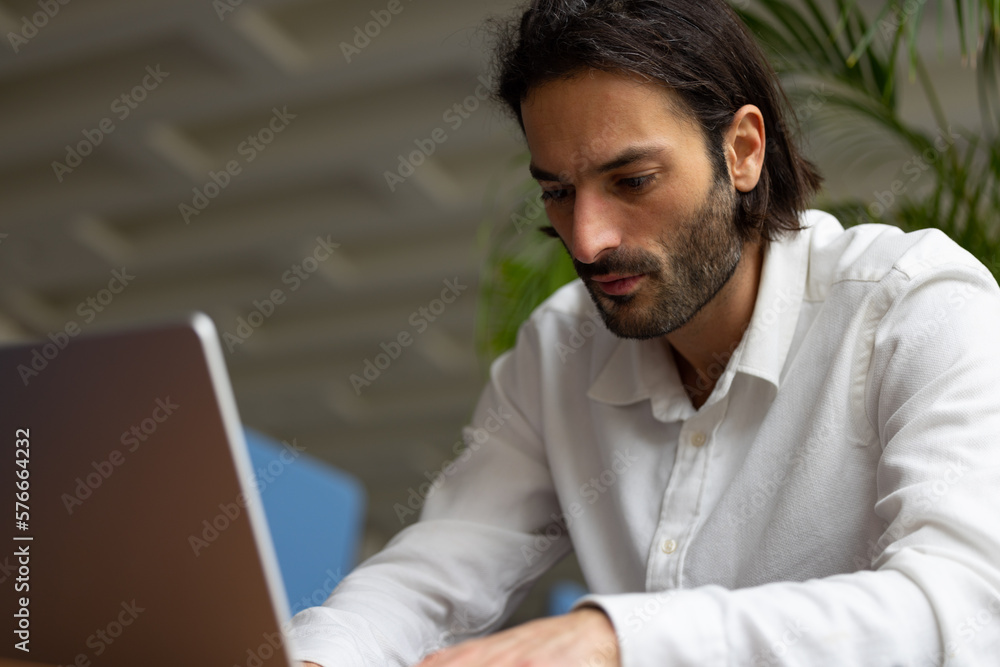 Sticker portrait d'un jeune homme employé de bureau ou homme d'affaires qui travaille sur un ordinateur portable, assis dans un bureau confortable